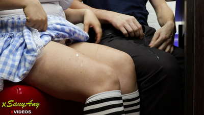 Ikastola gaztea ikaskideari pasatzen etxeko lanak-xsanyAny